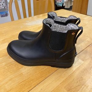 Bogs size 8 Booties